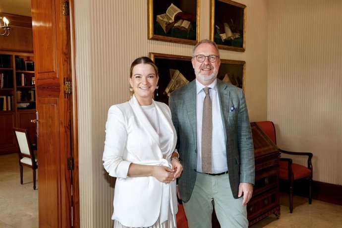La presidenta del Govern, Marga Prohens, en la audiencia con el embajador de Islandia en España, Kristján Andri Stefánsson.