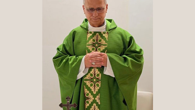 El Vaticano difunde esta imagen del Papa tras la operación