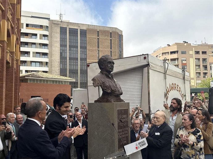 El presidente de la Diputación de Zaragoza, Juan Antonio Sánchez Quero, y el torero Morante de la Puebla, junto a otras autoridades y asistentes, aplauden durante la inauguración del busto del doctor Carlos Val-Carreres.