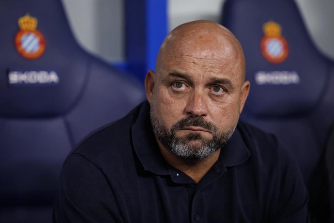El entrenador del RCD Espanyol, Manolo González, antes del encuentro frente al Elche CF.