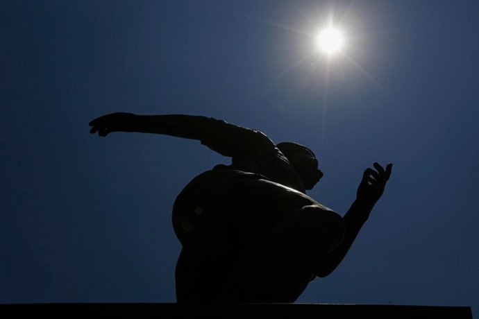Archivo - 21 May 2026, Mexico, Guadalajara: The sculpture "La Canarinha," honoring Brazilian soccer legend Pelé (Edson Arantes do Nascimento), is unveiled in front of Estadio Jalisco. 