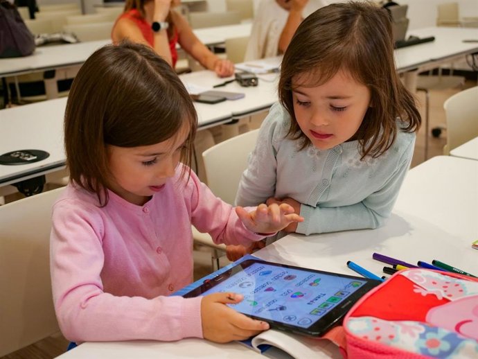 Menores con una tablet