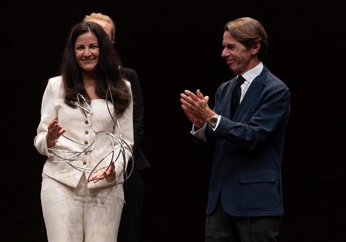 El expresidente del Gobierno y presidente de la Fundación FAES, José María Aznar, y la disidente cubana Rosa María Payá (i), durante la entrega el XIII Premio FAES de la Libertad, a 16 de octubre de 2026, en Madrid (España)