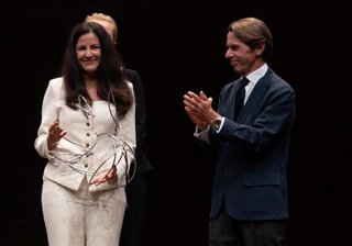 El expresidente del Gobierno y presidente de la Fundación FAES, José María Aznar, y la disidente cubana Rosa María Payá (i), durante la entrega el XIII Premio FAES de la Libertad, a 16 de octubre de 2026, en Madrid (España)