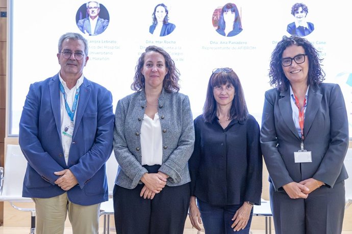 Jesús Canora, director médico del Hospital General Universitario Gregorio Marañón; Mar Rocha, directora adjunta a la Presidencia del CODEM; Ana Panadero, miembro de la Junta Directiva de AFIBROM, y Elena Fernández Cano, gerente de Cuidados del Sermas