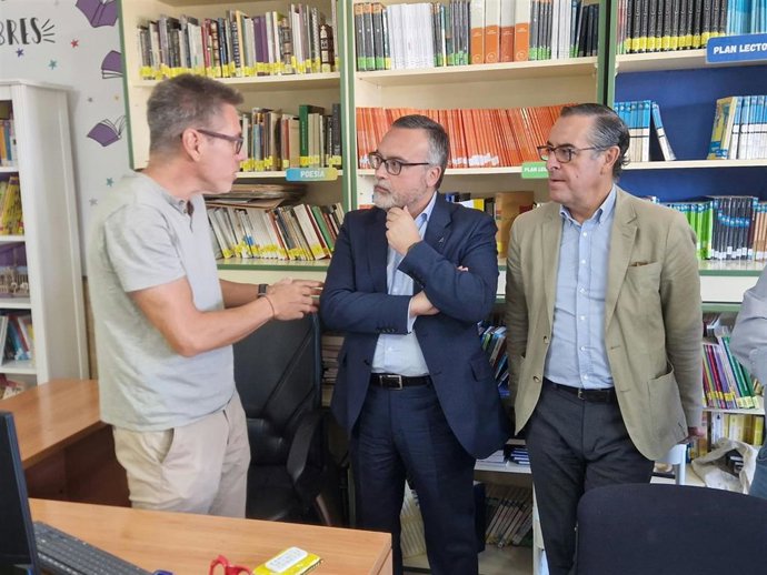 El viceconsejero de Educación reconoce la excelencia de los centros malagueños en el impulso lector durante su visita al IES Los Montes