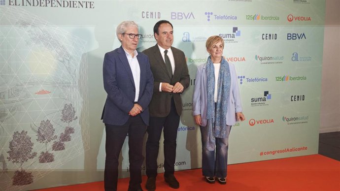El 'president' de la Generalitat Valenciana, Juanfran Pérez Llorca (c), este viernes en Alicante
