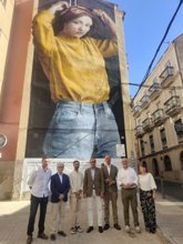 Foto: Cáceres estrena su mural 'Matilda' impulsado por Cáritas para concienciar sobre la inclusión social y la economía verde