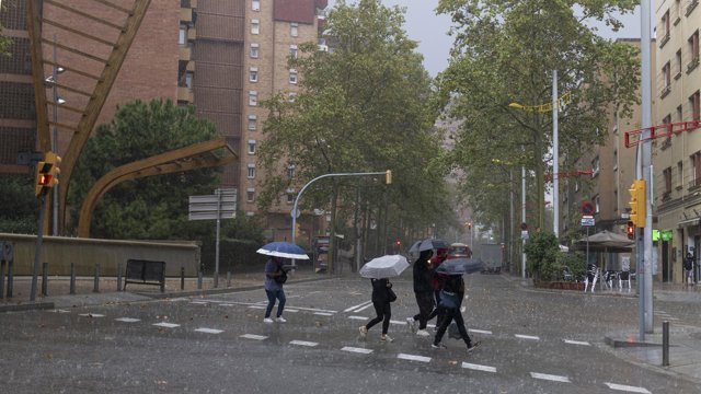 Archivo - Varias personas con paraguas durante la tormenta, a 30 de octubre de 2024, en Barcelona, Catalunya (España).