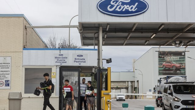 Archivo - Varios trabajadores en la fábrica de Ford, a 12 de junio de 2024, en Almussafes, València, Comunidad Valenciana (España).