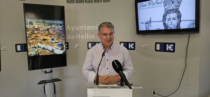 El alcalde, Manuel Serena, presenta la programación de las fiestas de San Rafael.