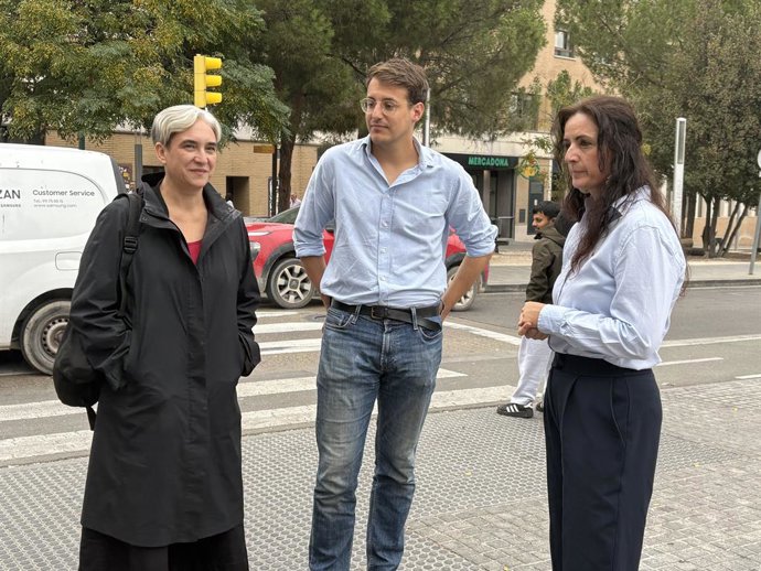 La candidata del Front Ampli, Ada Colau; el president de CHA, Jorge Pueyo; i la coordinadora general d'IU Aragó, Marta Abengochea