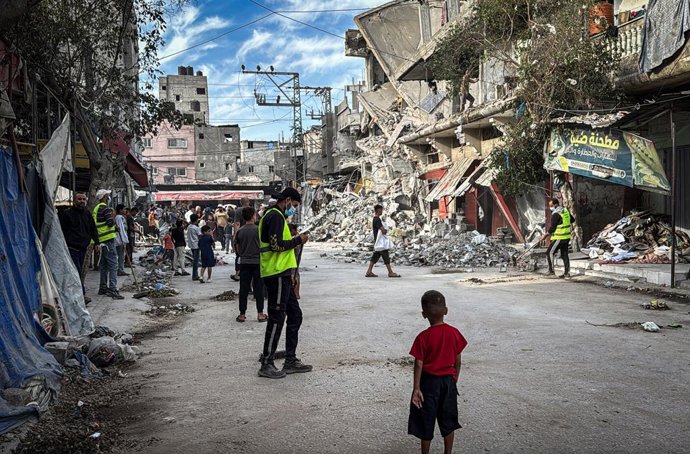 16 de outubro de 2026, Deir Al-Balah, Gaza, Território Palestino: Palestinos examinam seus pertences em meio aos escombros após um ataque aéreo israelense ocorrido durante a madrugada que teve como alvo um prédio residencial no campo de refugiados de al-M