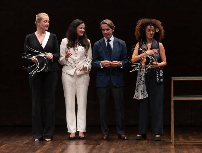El expresidente del Gobierno y presidente de la Fundación FAES, José María Aznar, la disidente cubana Rosa María Payá (2i), la activista iraní, Masih Alinejad (d), y la viuda del líder opositor ruso Alekséi Navalni,Yulia Navalnaya (i)