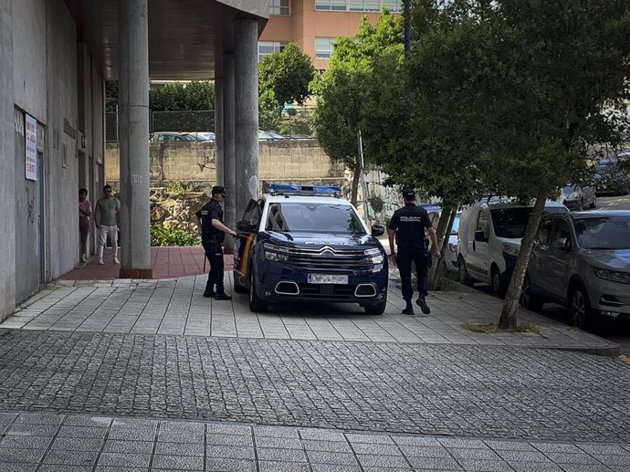 Archivo - Un vehículo y dos agentes de Policía Nacional durante el desahucio de una mujer y su hijo en la calle Camiño Chouzo de Vigo, a 9 de junio de 2025, en Vigo, Pontevedra, Galicia (España). La mujer y su hijo de 19 años se han visto obligados a aban