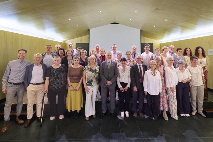 Imagen de grupo del personal jubilado de Salud Mental durante los últimos cinco años, con el consejero Domínguez.