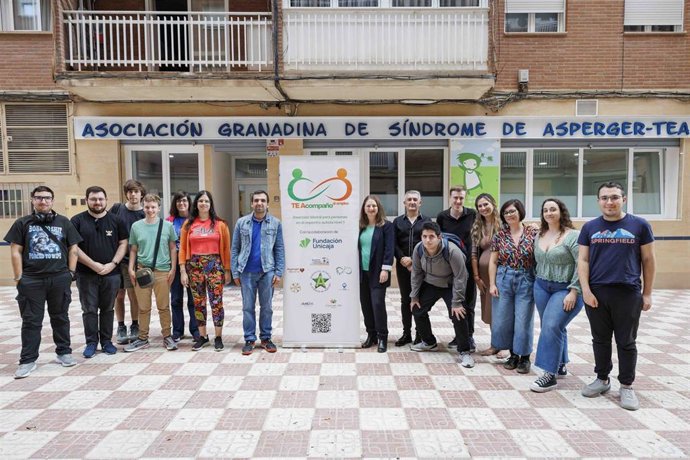 La responsable de Fundación Unicaja en Granada, Inmaculada Cano, ha visitado una de las sesiones formativas , junto a la responsable técnica del proyecto, Laura Paniagua y Mayte Román, responsable de programas de la Federación Asperger Andalucía