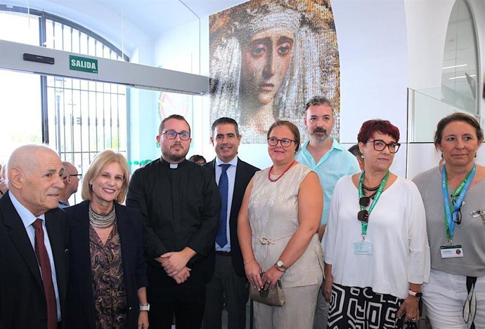 La alcaldesa de Jerez de la Frontera (Cádiz), María José García-Pelayo, en la inauguración del mosaico de la Virgen de la Esperanza de la Yedra Coronada en el centro de salud con su nombre