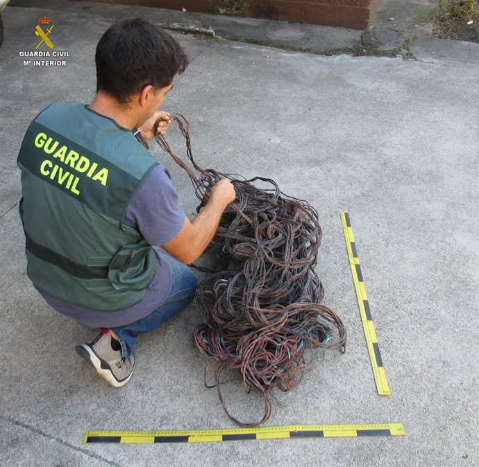 La Guardia Civil investiga a un hombre por una oleada de robos de cable de cobre del alumbrado en Ponteareas