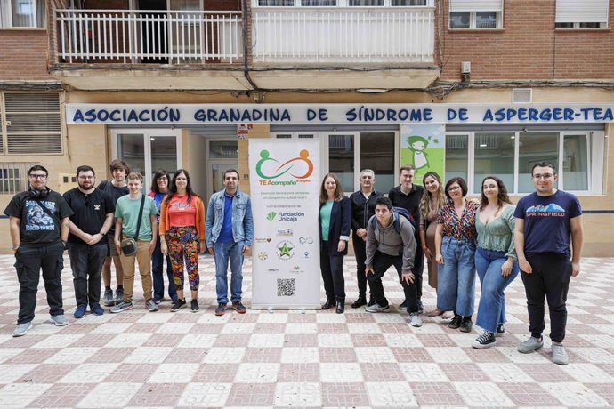 La responsable de Fundación Unicaja en Granada, Inmaculada Cano, ha visitado una de las sesiones formativas , junto a la responsable técnica del proyecto, Laura Paniagua y Mayte Román, responsable de programas de la Federación Asperger Andalucía