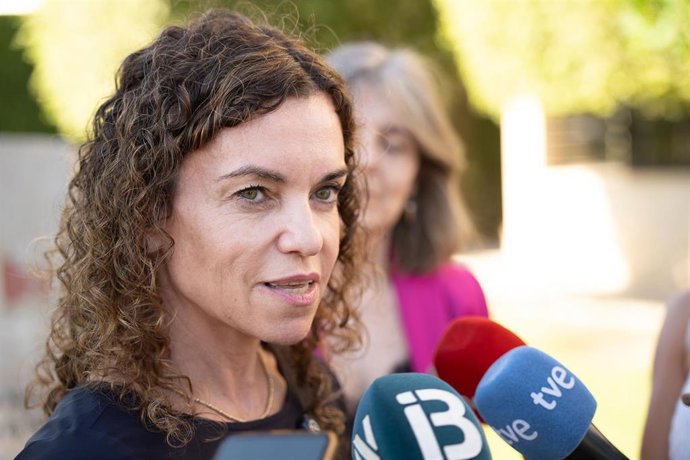 Archivo - La vicesecretaria general del PSIB-PSOE, Rosario Sánchez, en declaraciones a los medios