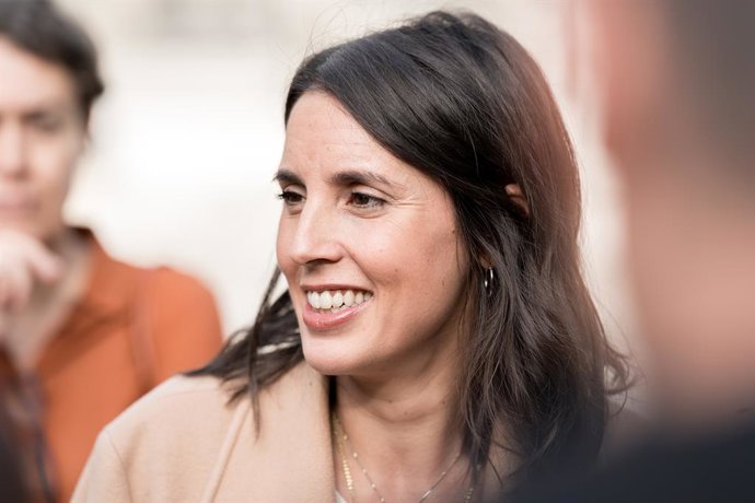 La secretària general de Podem, Irene Montero, atén als mitjans de comunicació, en la Plaça del Museu Nacional Reina Sofia, a 5 d'octubre del 2026, a Madrid (Espanya). 