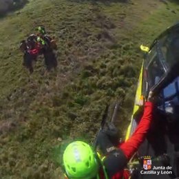 Imagen del rescate del ciclista herido en la senda del Roblón de Estalaya en Cervera de Pisuerga (Palencia)