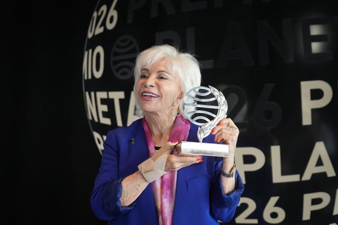La ganadora del Premio Planeta 2026, Isabel Allende, posa con su premio durante una rueda de prensa, en el Hotel NH Constanza, a 16 de octubre de 2026, en Barcelona, Catalunya (España). La escritora chilena Isabel Allende ha ganado este jueves, 15 de octu