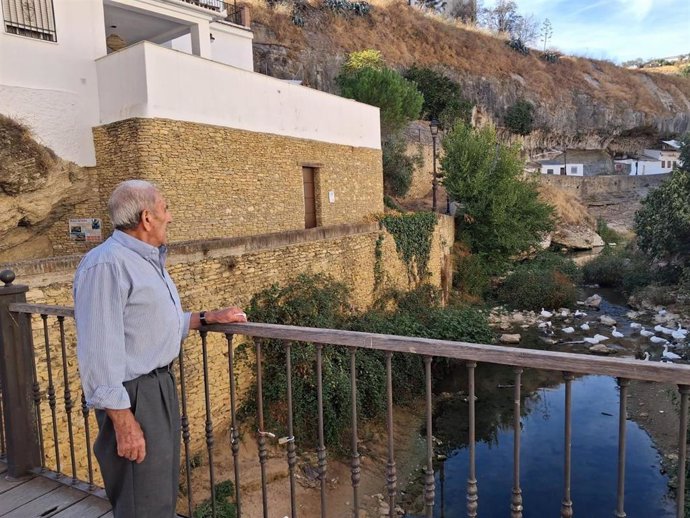 Francisco Beltrán, vecino de Setenil de las Bodegas (Cádiz), encargado hasta ahora de alimentar a los patos del río.