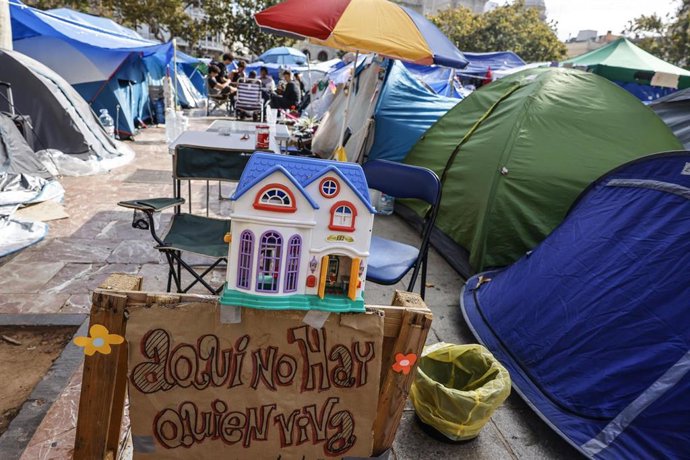 Una pancarta con lema 'Aquí no hay quien viva' durante la acampada por el derecho a la vivienda, en la Plaza del Ayuntamiento, a 16 de octubre de 2026, Valencia, Comunidad Valenciana (España). 