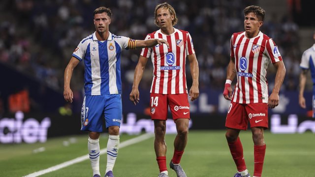 Archivo - Javi Puado junto a Marcos Llorente y Giuliano Simeone en el RCDE Espanyol-Atlético de Madrid de LaLiga EA Sports 25-26
