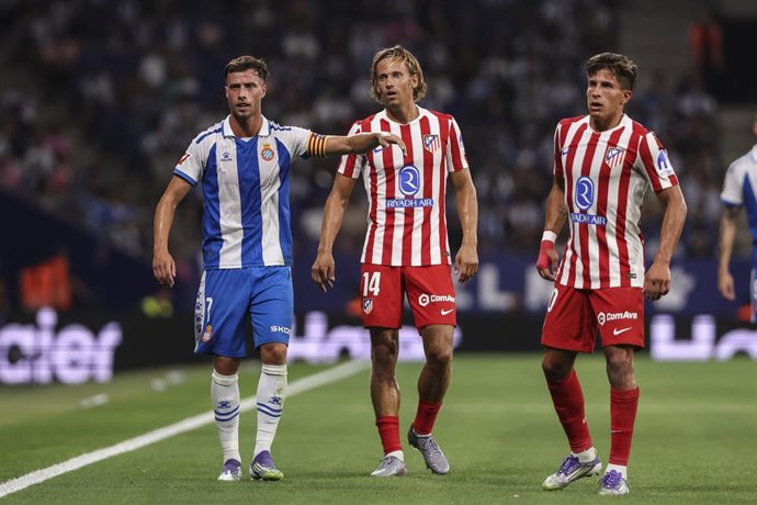 Archivo - Javi Puado junto a Marcos Llorente y Giuliano Simeone en el RCDE Espanyol-Atlético de Madrid de LaLiga EA Sports 25-26