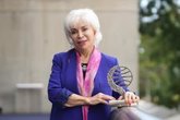 Foto: Isabel Allende avisa de la fragilidad de la democracia, que se puede minar "hasta que se derrumba"