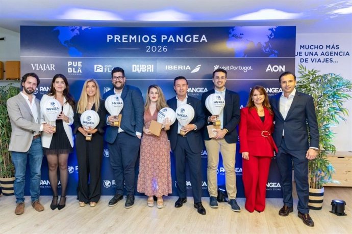 Los ganadores de la II edición de los Premios Pangea junto a parte del equipo de la compañía.