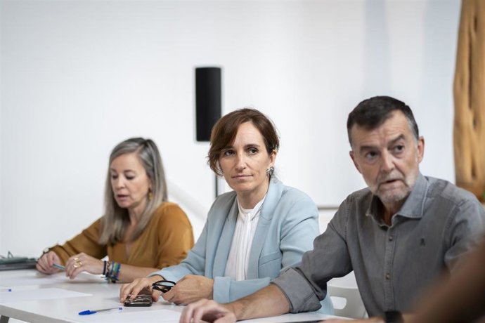 La portavoz de Sumar en el Congreso, Verónica Martínez Barbero; la ministra de Sanidad, Mónica García, y el portavoz de Por Andalucía, Antonio Maíllo, durante una reunión de Sumar