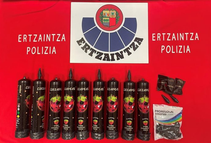 En el vehículo de uno de los investigados se han encontrado nueve botellas de 715 gramos de óxido nitroso cada una, boquillas y globos para su inhalación