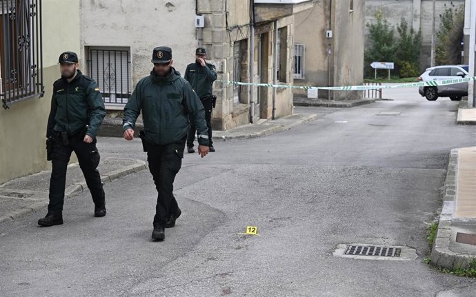 Agentes de la Guardia Civil trabajan en el lugar de los hechos, a 16 de octubre de 2026, en Mataporquera, Cantabria (España). 