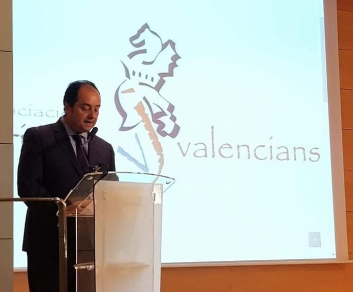 El expresidente de la Associació de Juristes Valencians, José Ramón Chirivella, que dimitió esta semana de su cargo, impulsa el nuevo partido Agenda Valenciana.