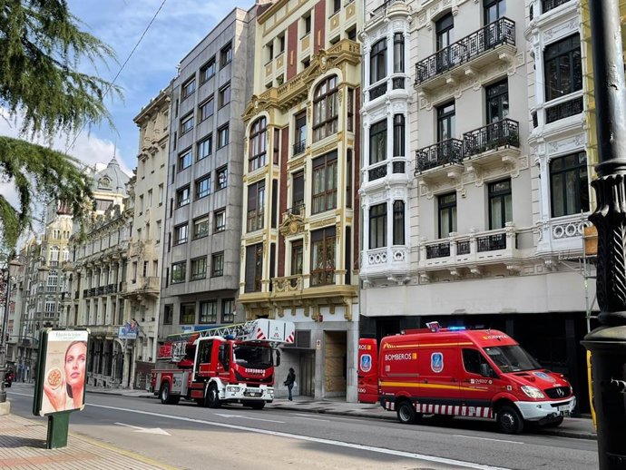 Bomberos en el edificio donde fue localizado el cadáver