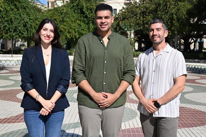 Riduan Moh (en el centro de la imagen) cabeza de lista del PSOE de Mellilla al Congreso y Lucía Rubio y Manuel García candidatos al Senado