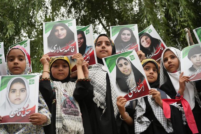 Archivo - Niñas recuerdan en India a las escolares muertas en un ataque de EEUU contra la escuela Shajare Tabayé, en Irán 