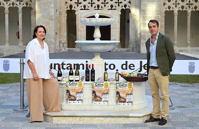 La delegada de Comercio del Ayuntamiento de Jerez de la Frontera (Cádiz), Nela García, y el secretario general de Asaja Cádiz, Luis Ramírez, en la presentación de la Feria Agroalimentaria Saborea el Campo.