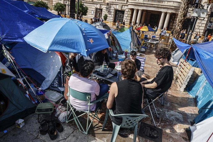 Imatge de l'acampada pel dret a la vivenda en la plaça de l'Ajuntament de València.  