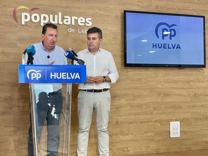 El presidente del PP de Huelva, Manuel Andrés González, este viernes en rueda de prensa en Lepe.