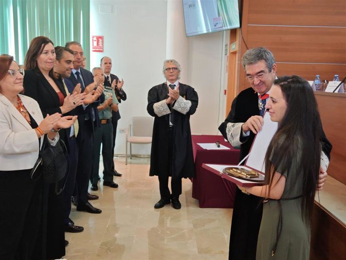 El Colegio de la Abogacía de Almería homenajea a la letrada que sufrió un ataque contra su vida en El Ejido.