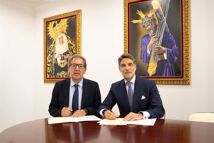 El presidente de la Fundación Cajasol, Antonio Pulido, y el hermano mayor de Los Gitanos, Emilio Jiménez, firman el convenio de colaboración en la Casa Hermandad.