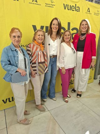 Marina Montes (centro), durante su participación en una jornada formativa sobre IA dirigida a personas mayores.
