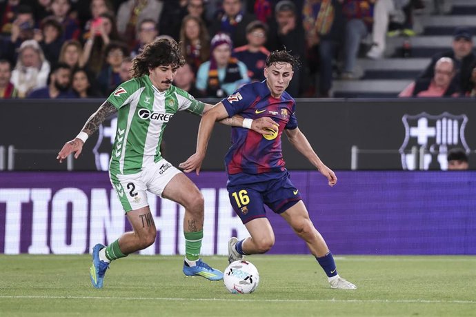 Archivo - Héctor Bellerín y Fermín López en el FC Barcelona-Real Betis de la temporada pasada