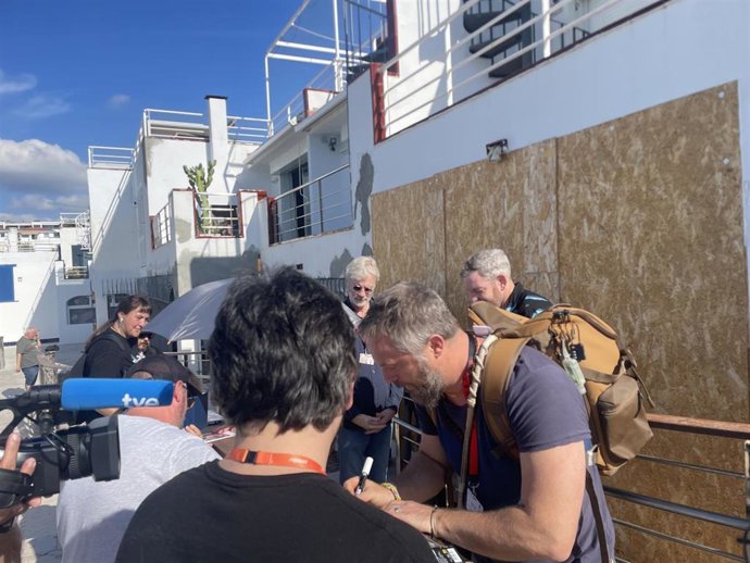 El director Duncan Jones firma autógrafos en el Festival de Sitges