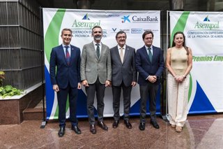 Representantes de la Junta de Andalucía durante la celebración de los XV Premios Asempal en Roquetas de Mar (Almería).
